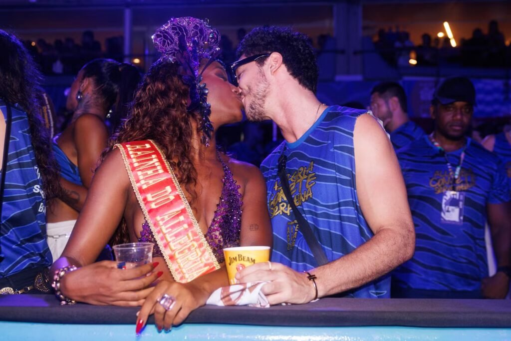 Iza assume romance na Sapucaí e beija João Vitor após desfile pela Imperatriz