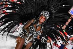 Com fantasia luxuosa, Índia Zurich rouba a cena como rainha de bateria da Vila Santa Tereza