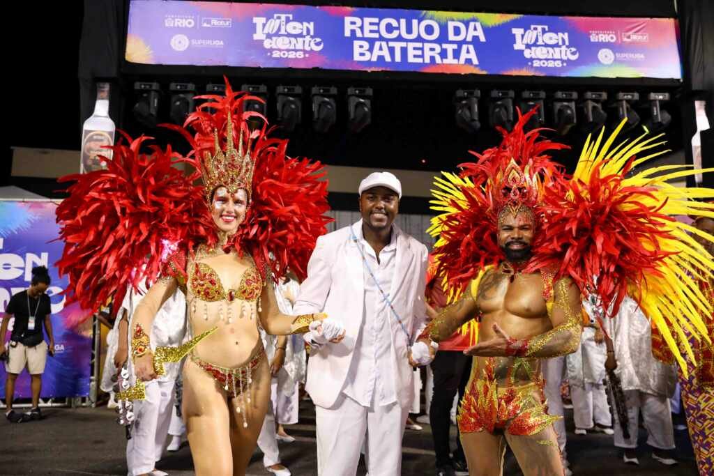 Julia Solis estreia como rainha de bateria da Alegria do Vilar na Intendente Magalhães