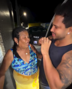 Lucas Guimarães deixa mãe de Carlinhos Maia emocionada com visita surpresa