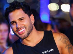 Lucas Guimarães revela beijos em homens e mulheres no Carnaval e explica posição