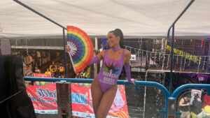 Carla Prata prestigia famoso bloco de carnaval com look especial em apoio ao Fevereiro Roxo