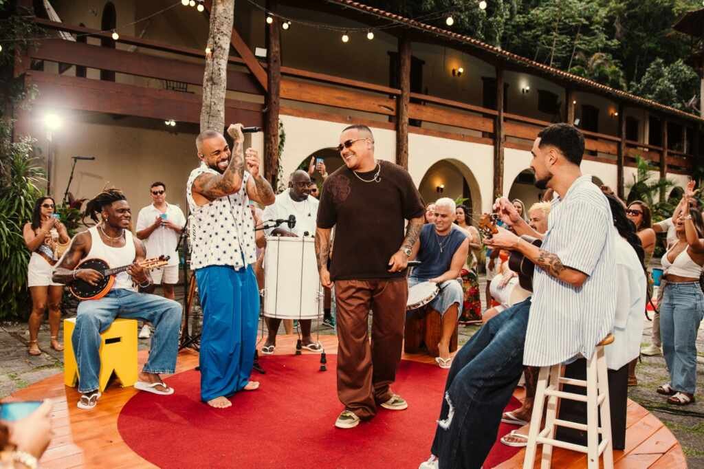 Di Propósito e Vitinho unem vozes em “Seu Silêncio”, nova faixa do projeto “Feliz no Simples” Di Propósito e Vitinho unem vozes em “Seu Silêncio”, nova faixa do projeto “Feliz no Simples”