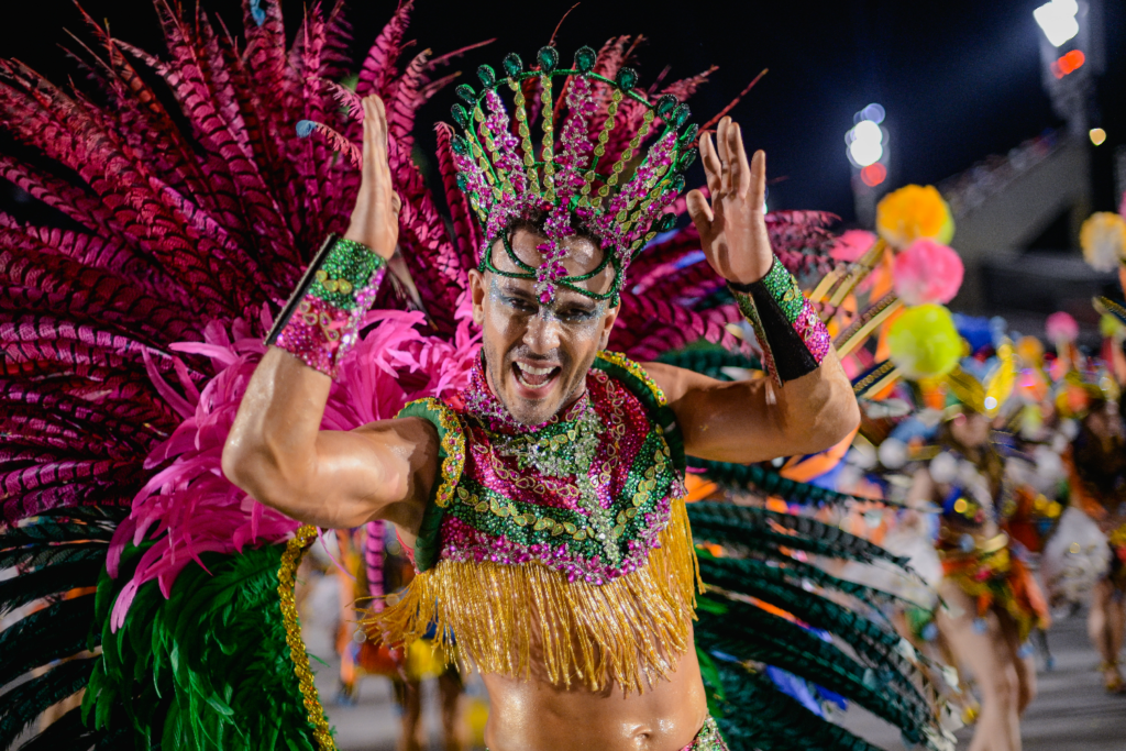 Renny Delmondes celebra retorno ao carnaval em desfile em homenagem a Leci Brandão e Mangueira