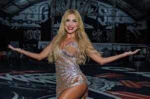 Erika Schneider marca presença em último ensaio da Gaviões antes do Carnaval