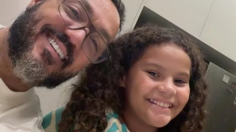 Cantor Belo surge com a neta Alice, encanta fãs