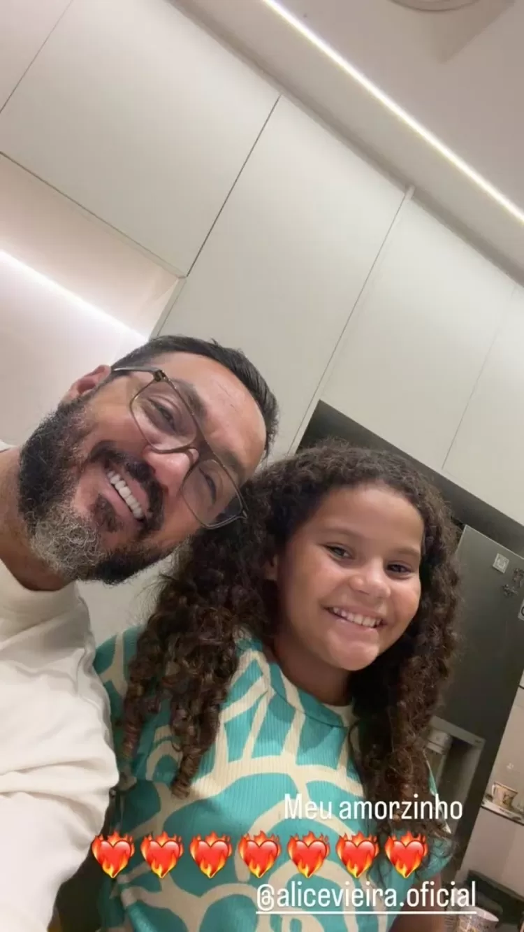 Belo surge com a neta Alice, encanta fãs
