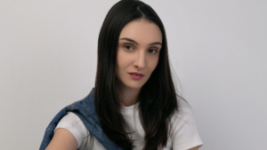 Ana Mazer vive professora em Relatos Ilógicos, filme do Prime Video