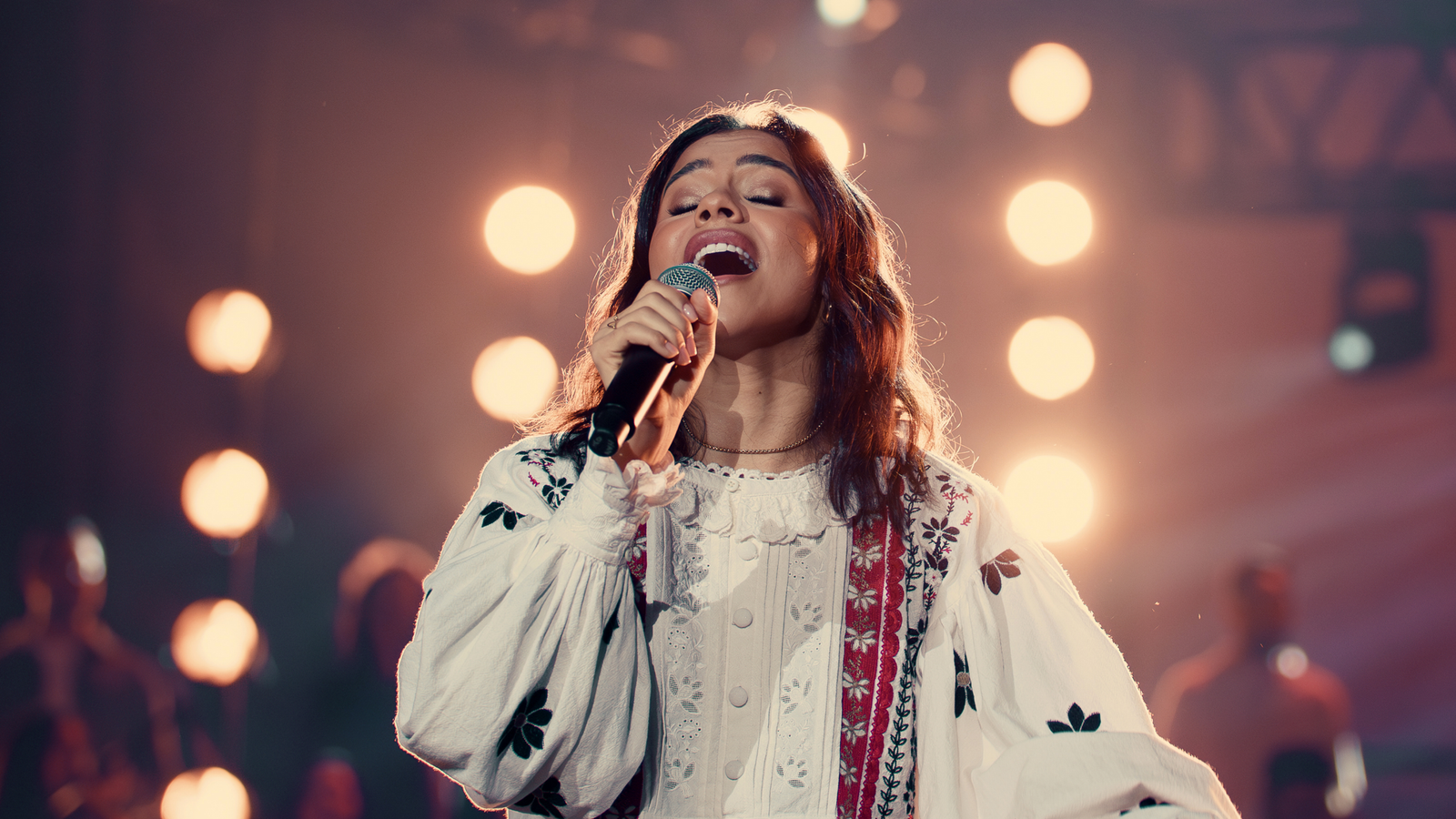 Em clima de Páscoa, Julia Vitória lança a oitava faixa do DVD gravado na Ópera de Arame
