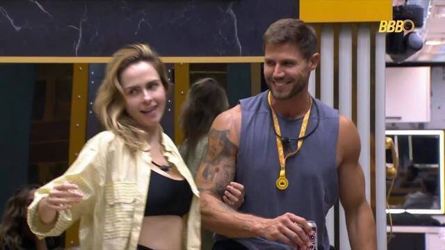 Jonas Sulzbach expõe interesse em conhecer Ana Paula Renault fora da casa