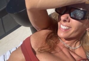 Adriane Galisteu renova bronzeado de biquíni e mostra clima de Carnaval em casa