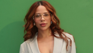 Laura Brito mostra bastidores da customização de blazer e vídeo viraliza nas redes