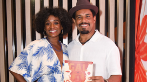 Cesar Mello prestigia estreia VIP de “Gal, o Musical” no 033 Rooftop