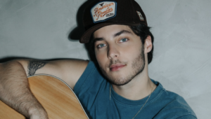 Enzo Ferro apresenta o EP “Agora” e consolida nova fase artística