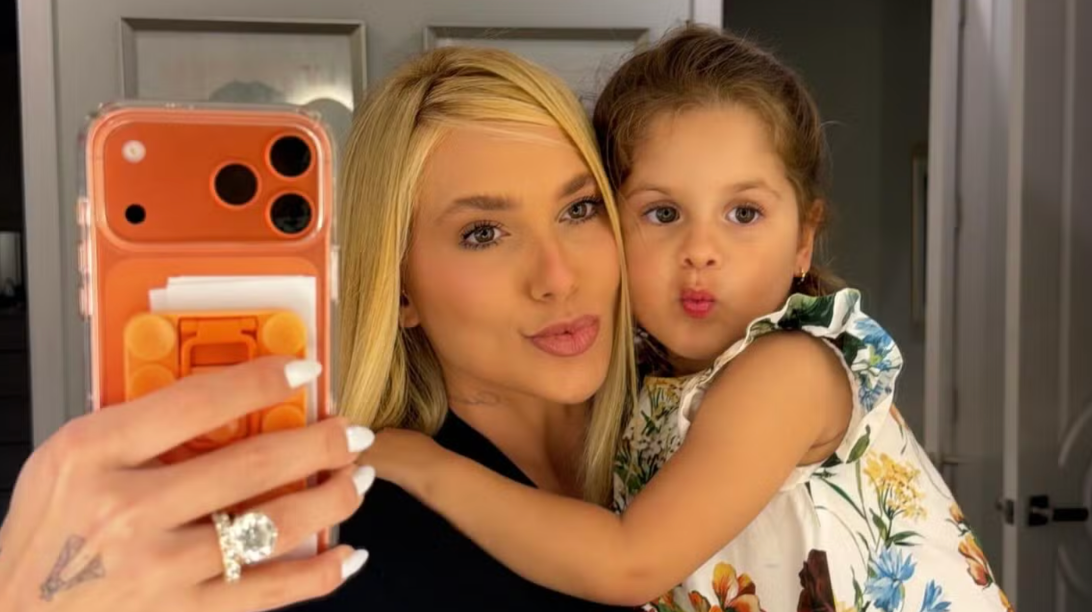 Virginia Fonseca encanta ao posar com Maria Flor em viagem a Orlando