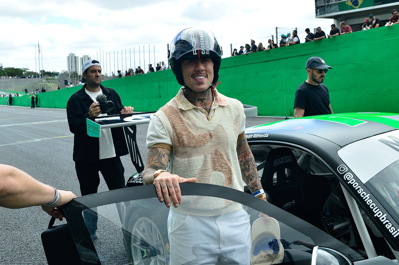 MC Daniel tieta Caio Castro e acelera na Porsche Cup em Interlagos