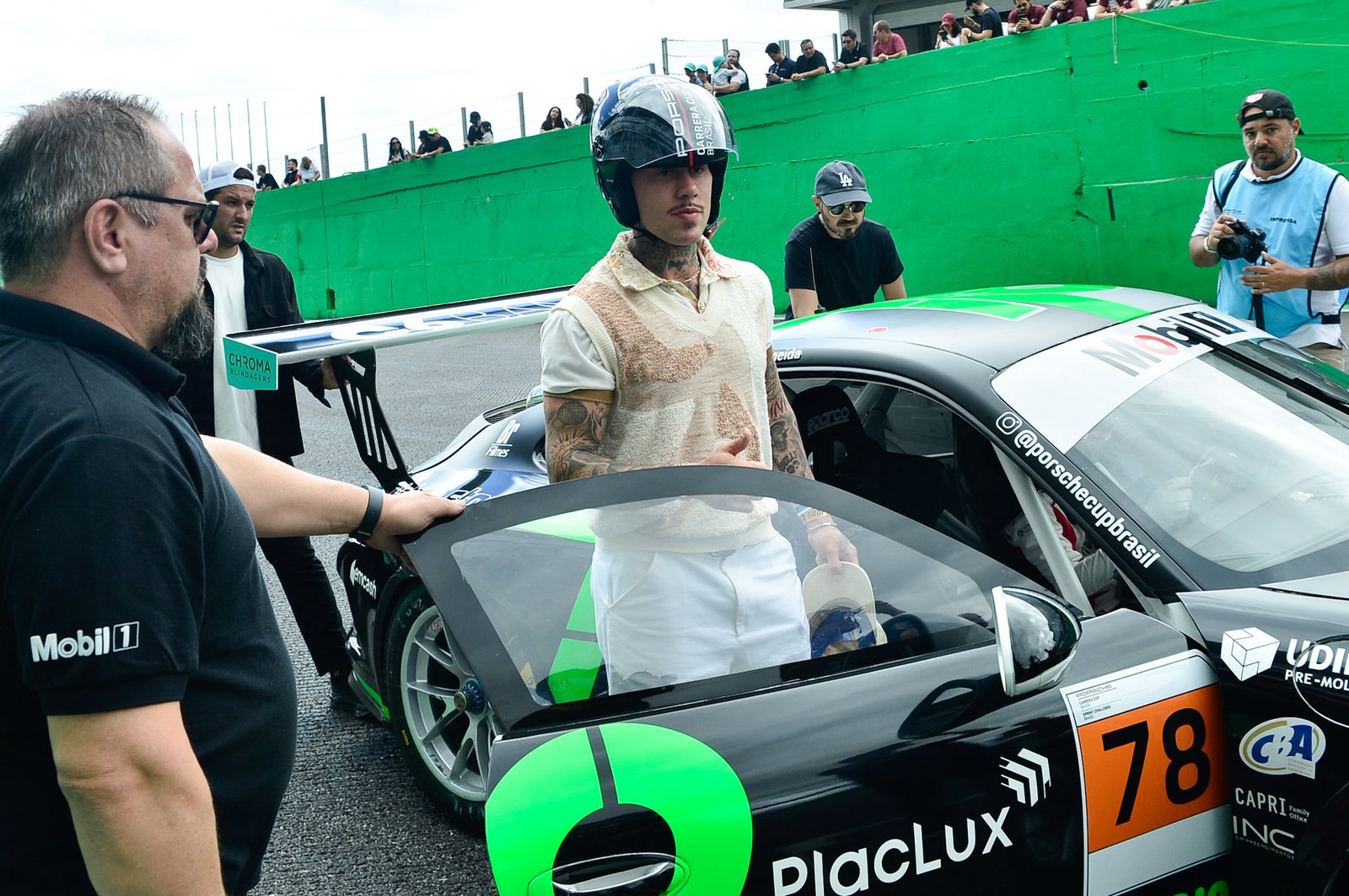 MC Daniel tieta Caio Castro e acelera na Porsche Cup em Interlagos
