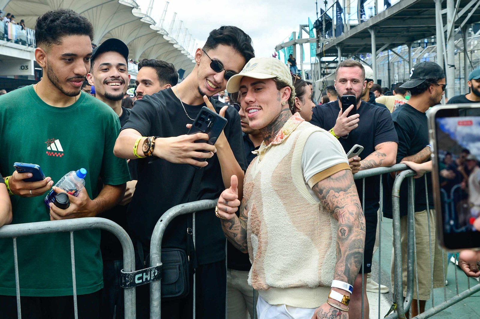MC Daniel tieta Caio Castro e acelera na Porsche Cup em Interlagos