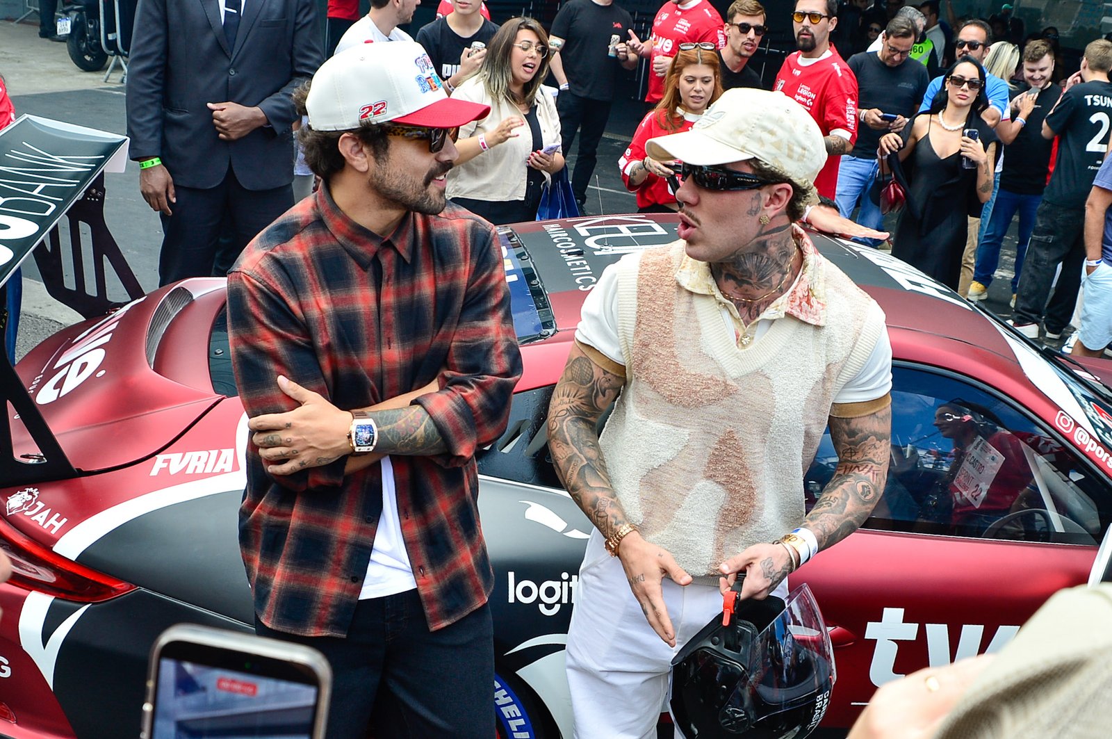 MC Daniel tieta Caio Castro e acelera na Porsche Cup em Interlagos
