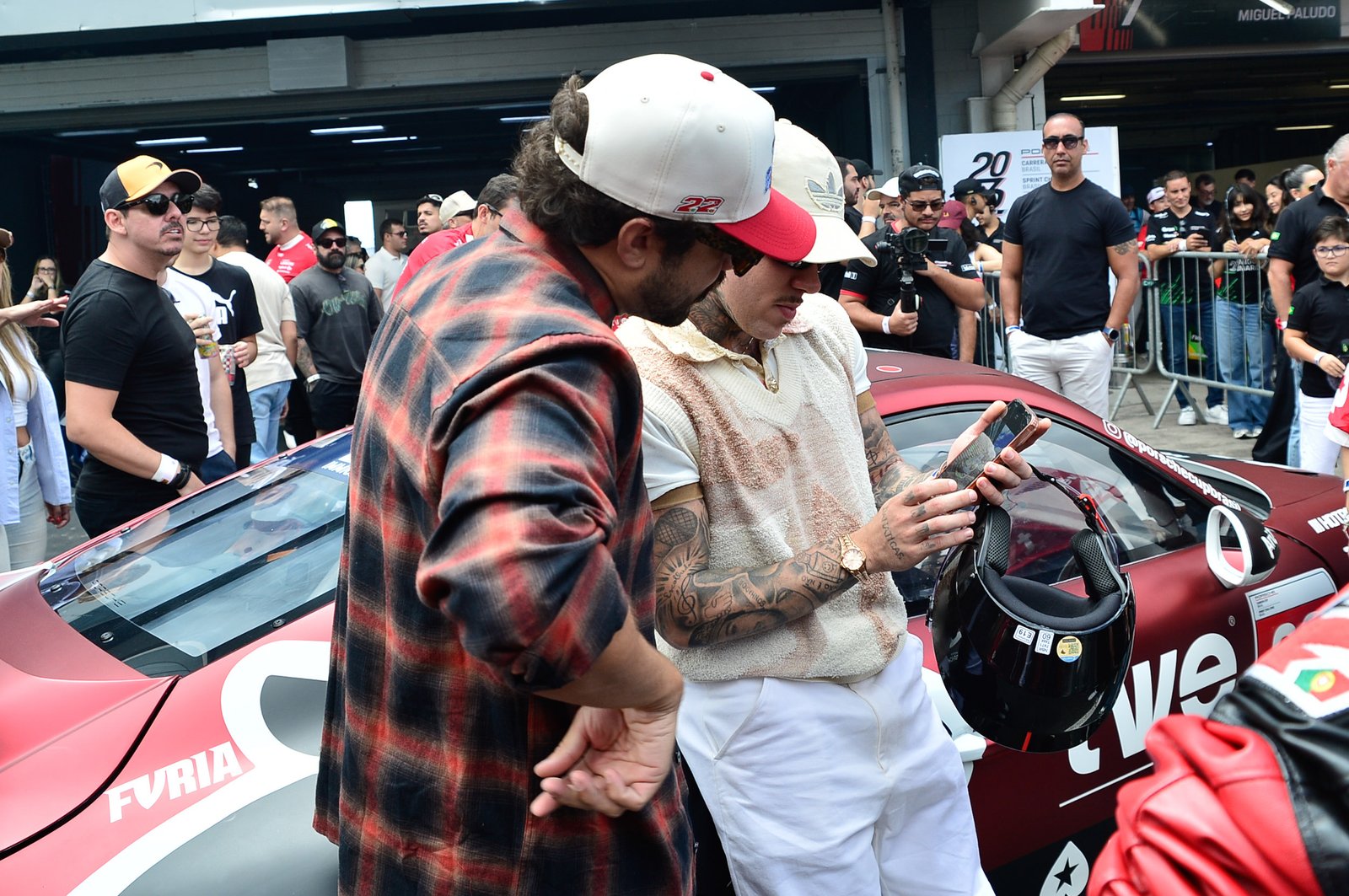 MC Daniel tieta Caio Castro e acelera na Porsche Cup em Interlagos