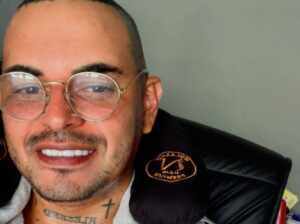 Ex-padrasto de Lexa, cantor Cacau Júnior enfrenta doença grave, perde os cabelos e emociona ao falar de recomeço