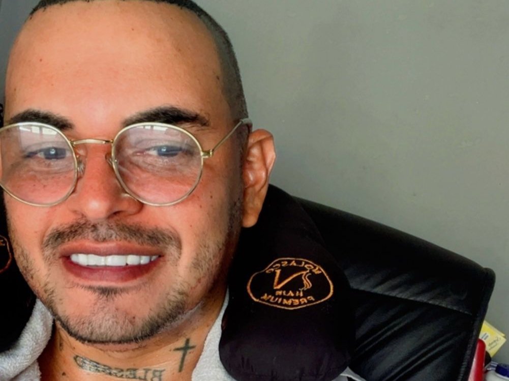 Ex-padrasto de Lexa, cantor Cacau Júnior enfrenta doença grave, perde os cabelos e emociona ao falar de recomeço Ex-padrasto de Lexa, cantor Cacau Júnior enfrenta doença grave, perde os cabelos e emociona ao falar de recomeço