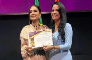 Claudia Métne é homenageada pela deputada Leticia Aguiar no evento Mulheres de Honra na ALESP