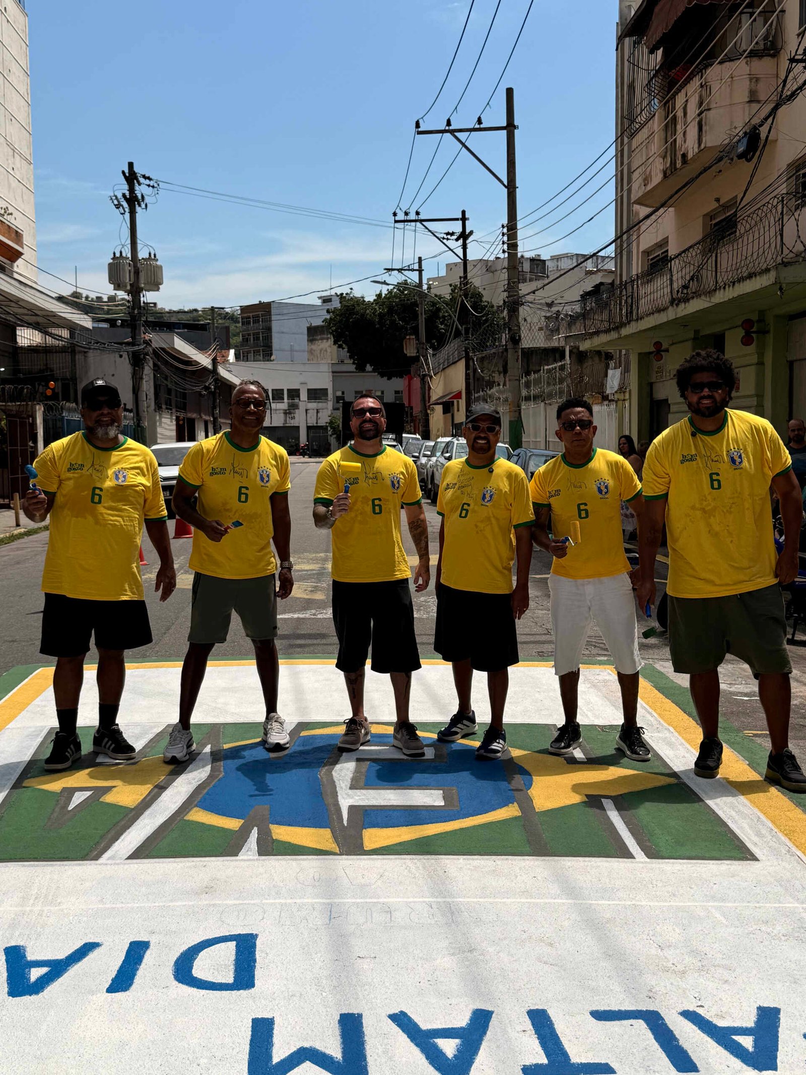 Bom Gosto aposta em “Povo Feliz” (Voa Canarinho Voa) com participação de Júnior e resgata clássico do futebol 19 IMG 2820.jpg scaled