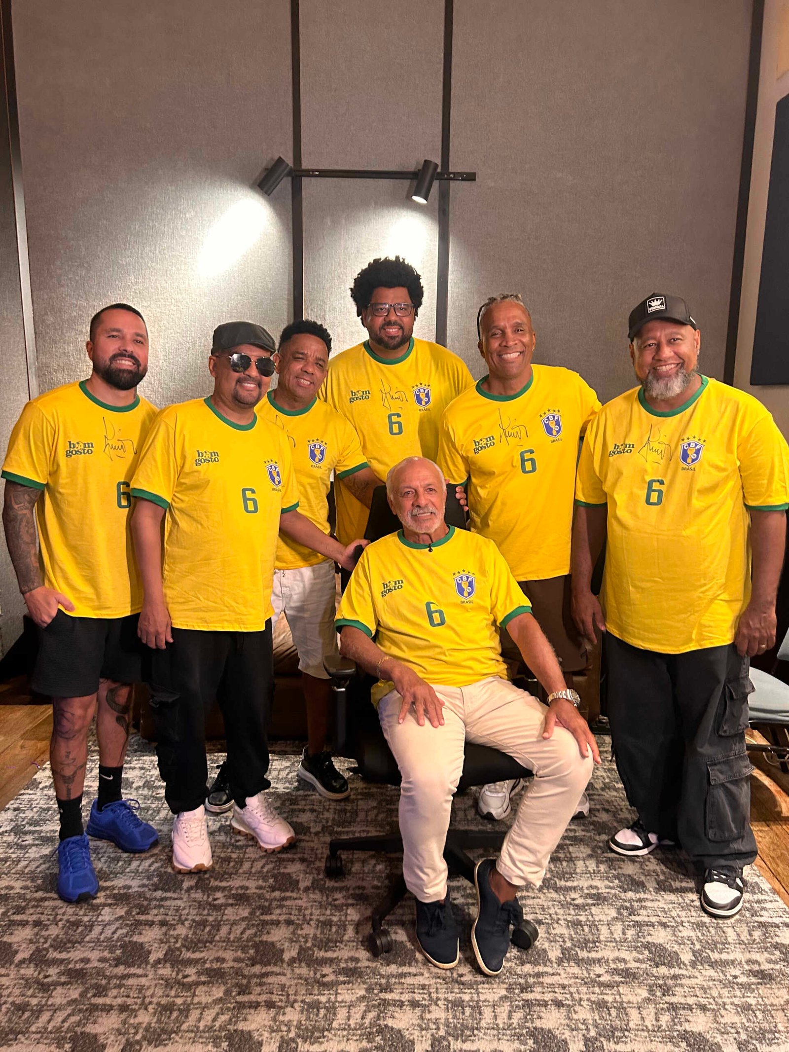 Bom Gosto aposta em “Povo Feliz” (Voa Canarinho Voa) com participação de Júnior e resgata clássico do futebol 18 IMG 4128.jpg scaled