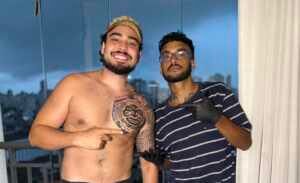 Cantor Vinny Arruda exibe tatuagem maori free hand por Zé Ink: arte, coragem e identidade