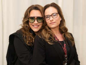 Ana Carolina troca beijos com Ramona Bakker nos bastidores de show em São Paulo