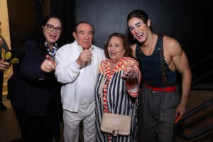 Renato Aragão, Lucélia Santos e Sophia Abrahão prestigiam estreia de “Adorável Trapalhão – O Musical” no RJ