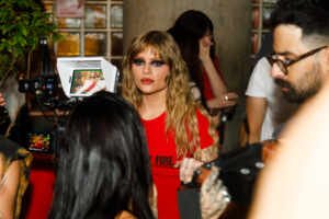 Luísa Sonza grava na Avenida Paulista imagens para divulgação de novo álbum