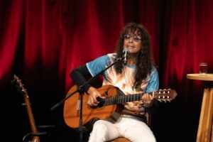 Luiz Caldas lota o Sesc 14 Bis em temporada especial do show “Voz e Violão” em São Paulo