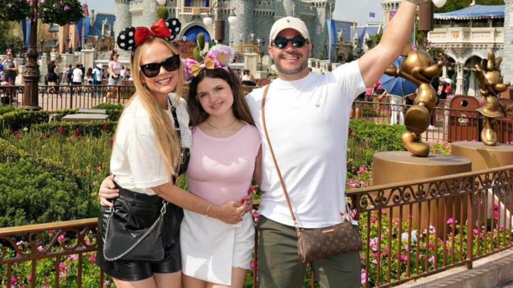 Cantor Filipe Duarte e sua esposa Nina Cachoeira curtem viagem em família em Orlando Cantor Filipe Duarte e sua esposa Nina Cachoeira curtem viagem em família em Orlando