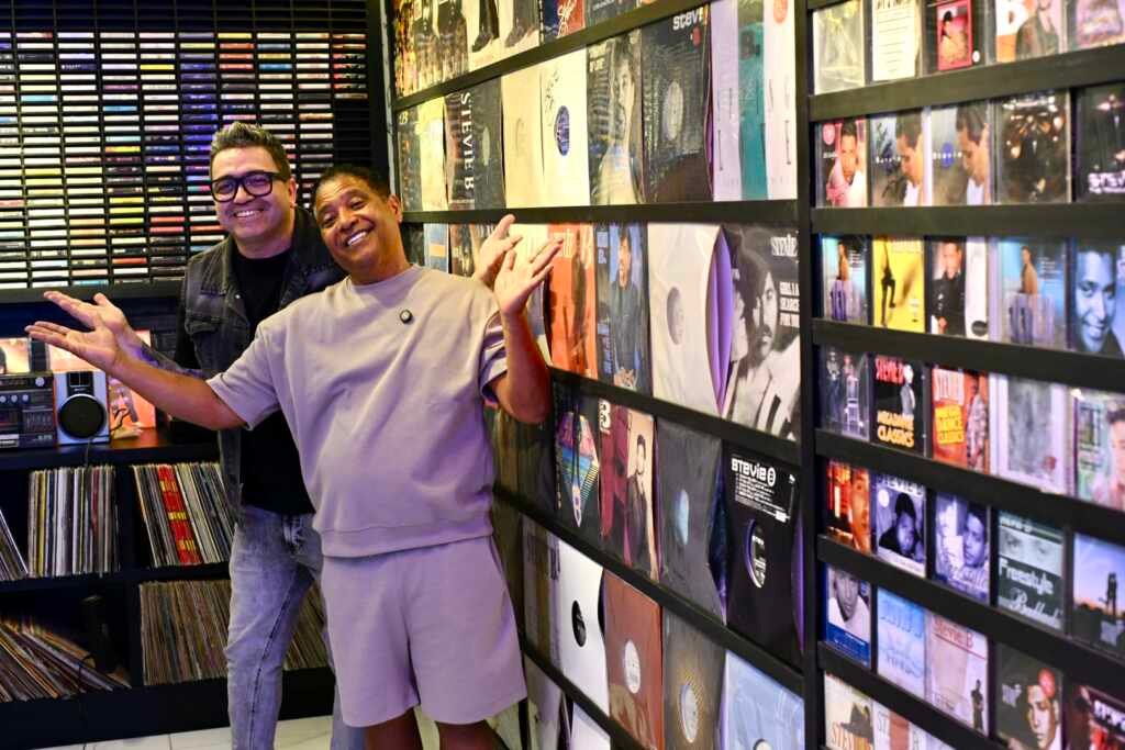 Stevie B visita casa de fã no Brasil e se surpreende com museu criado em sua homenagem Stevie B visita casa de fã no Brasil e se surpreende com museu criado em sua homenagem