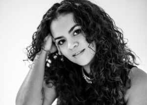 Ju Rosario simboliza a resiliência feminina no mês da mulher