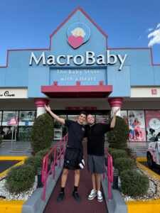 Lucas Rangel e Lucas Bley visitam loja de bebês em Orlando