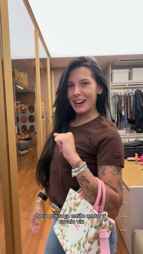 Ana Castela exibe presente inusitado e surpreende fãs nas redes sociais Ana Castela curte feriado na fazenda e mostra look de luxo para passeio a cavalo