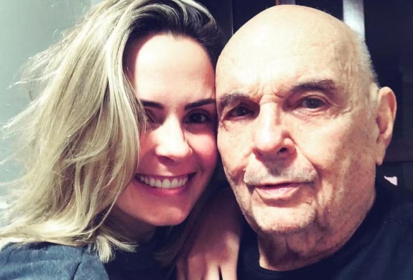 Ana Paula Renault chorou ao falar do pai dias atrás: "Nem sei se tenho pai mais"