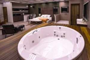 Aqualax leva luxo e bem-estar ao reality “A Casa do Patrão”, da Record