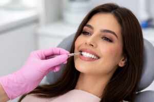 Lentes dentais viram febre entre famosos e cresce busca por facetas em resina no Brasil