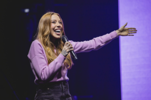 Julliany Souza divide cena com Gabriela Rocha, Nívea Soares e Diante do Trono em novo audiovisual