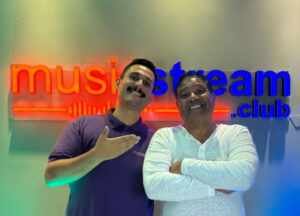 Stevie B marca presença em lançamento que promete transformar o mercado musical do Brasil