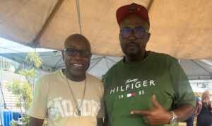 Cantor Ronaldo Gomes marca presença na Feijoada de São Jorge no Terraço da Vila