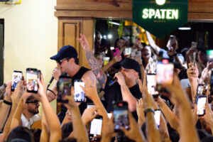 Matheus e Kauan fazem apresentação surpresa em bar de Belo Horizonte