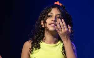 Em nova temporada, Júlia Lima retorna aos palcos com ‘Partiu 90!’ no Rio de Janeiro