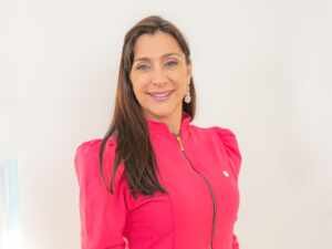 Dra. Cristiane Vasconcellos orienta higiene bucal para pacientes com limitações