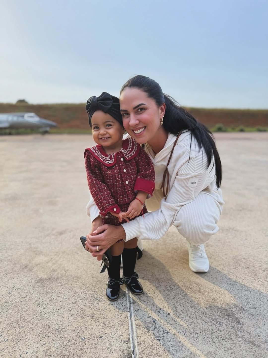 Zezé Di Camargo encanta ao mostrar momentos fofos da filha Clara em Goiânia 17 Graciele Lacerda com a filha, Clara - Foto: Reprodução / Instagram @zezedicamargo
