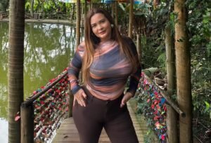 Geisy Arruda curte roteiro turístico em São Roque e brinca sobre romance